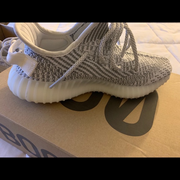 Yeezy 350 - Picture 3 of 4